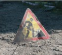 Перекопанный участок дороги не дает покоя жителям дома в Корсакове (ФОТО)
