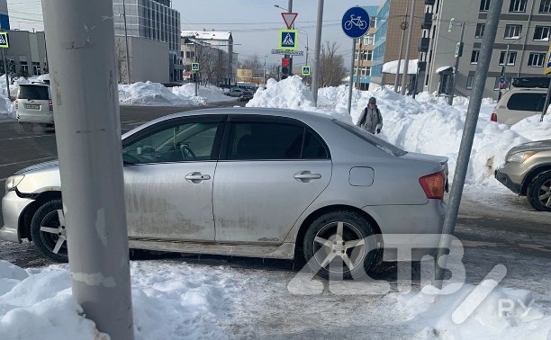"Хозяин, ты почему так делаешь?": автохам в Южно-Сахалинске припарковался практически на "зебре"