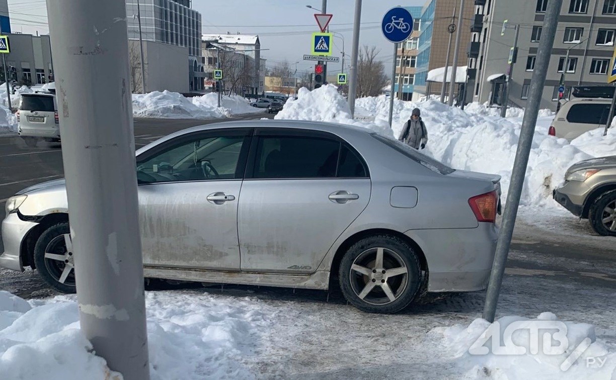 "Хозяин, ты почему так делаешь?": автохам в Южно-Сахалинске припарковался практически на "зебре"