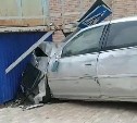 "Осталась без "морды": "Креста" на скорости влетела в трансформаторную будку в Южно-Сахалинске 
