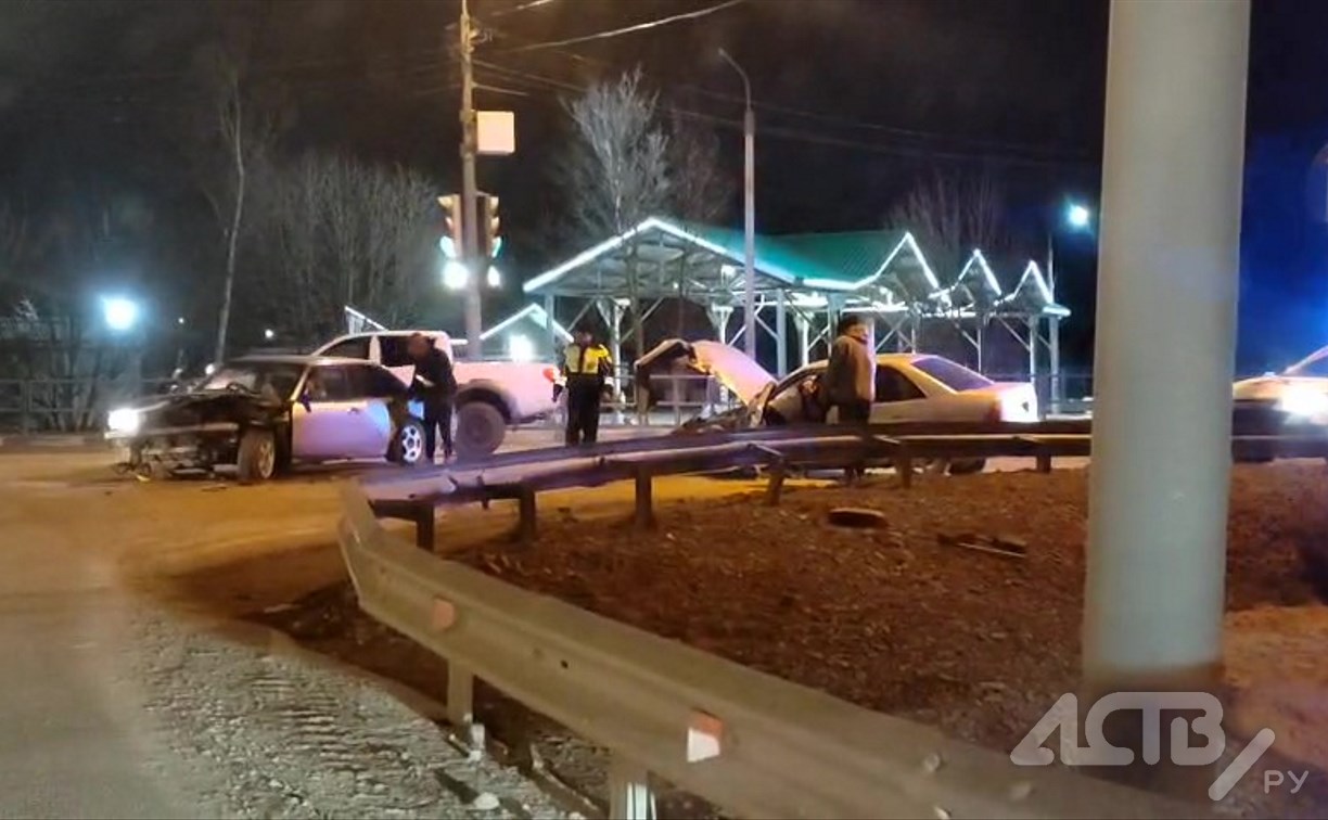 Два автомобиля жестко столкнулись в Южно-Сахалинске Два автомобиля жестко столкнулись в Южно-Сахалинске
