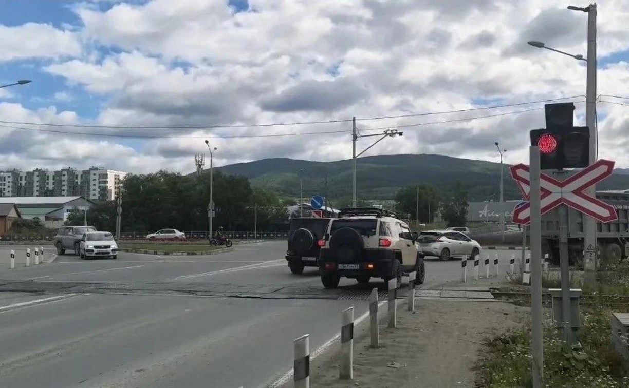 На ж/д переезде в Южно-Сахалинске за неделю водители 353 раза проехали на запрещающий сигнал