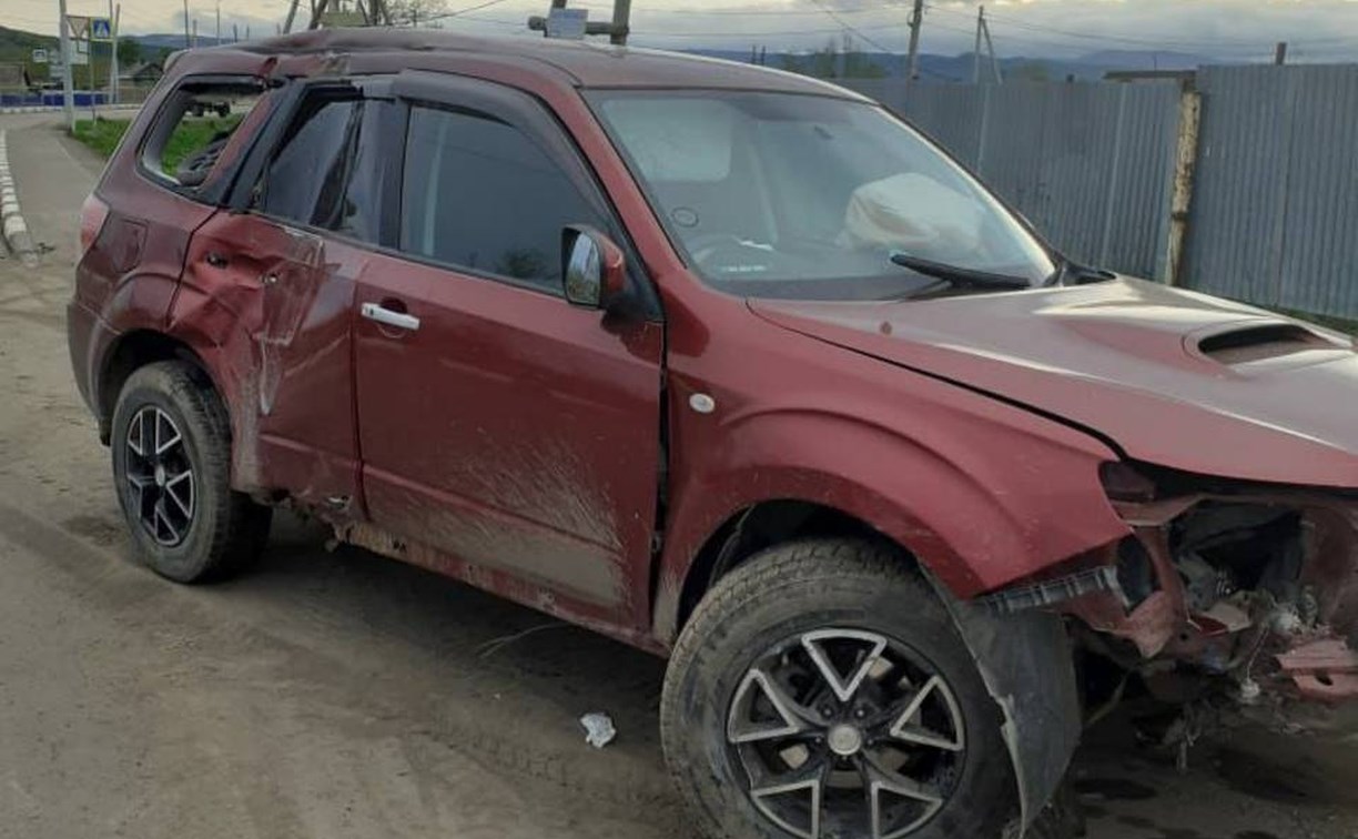 Водитель на Сахалине раскурочил авто об ограждение моста