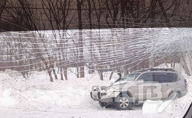 Автомобиль разбили снежными глыбами во время работы ротора в Южно-Сахалинске