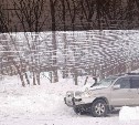 Автомобиль разбили снежными глыбами во время работы ротора в Южно-Сахалинске