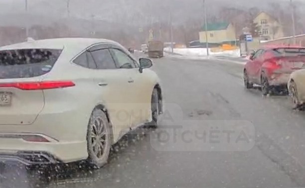 Два автохама на "Хoрьках" едва не спровоцировали ДТП в Южно-Сахалинске