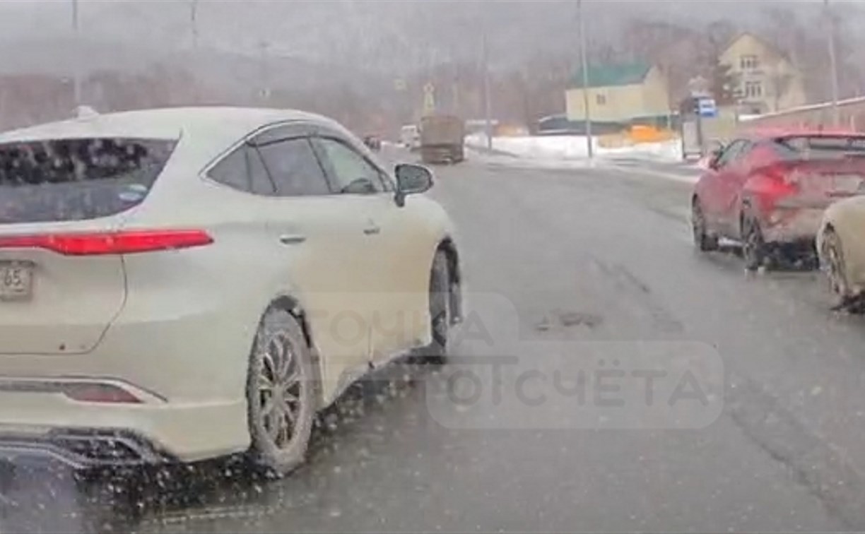 Два автохама на "Харьках" едва не спровоцировали ДТП в Южно-Сахалинске