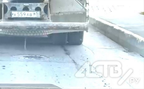 В Южно-Сахалинске бетономешалка пролила свой груз на дорогу