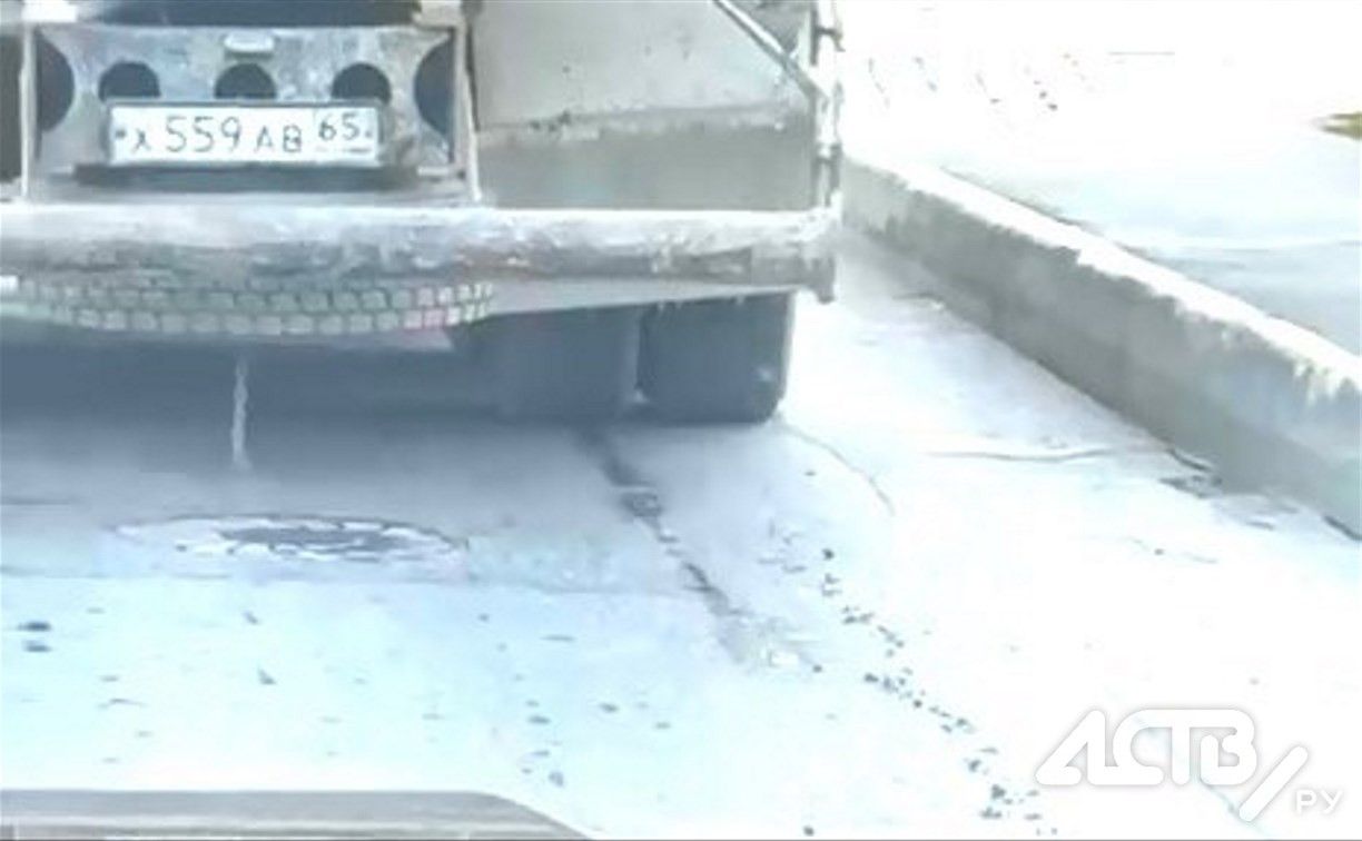 В Южно-Сахалинске бетономешалка пролила свой груз на дорогу