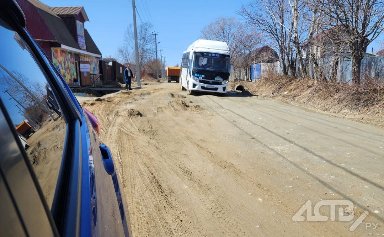 В Южно-Сахалинске автобус с людьми застрял на разбитой улице 1905 года