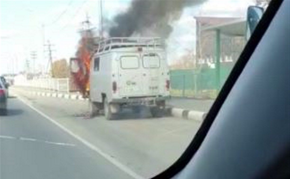 В Южно-Сахалинске сгорел автомобиль УАЗ
