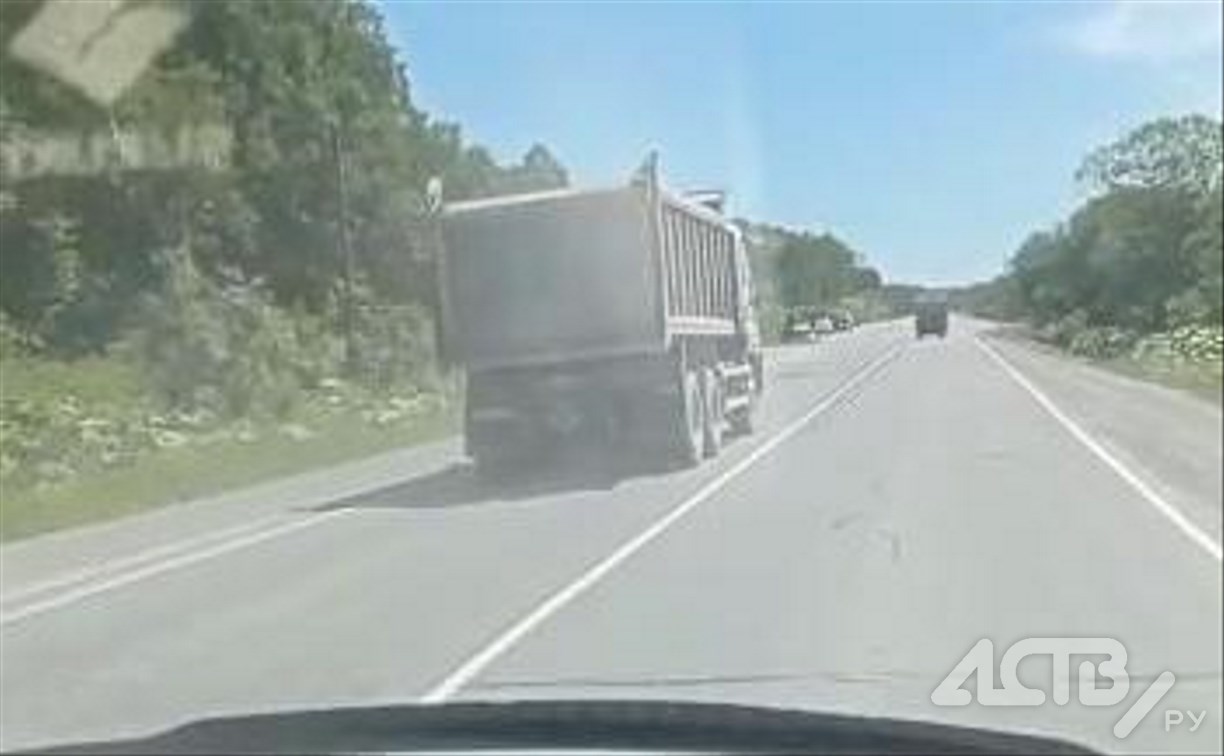 На Охотской трассе грузовики обгоняют автомобили, игнорируя "сплошную"