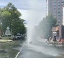 Пятиметровый фонтан забил на одной из улиц Южно-Сахалинска