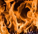 Пожарные пять часов тушили дом в пригороде Южно-Сахалинска