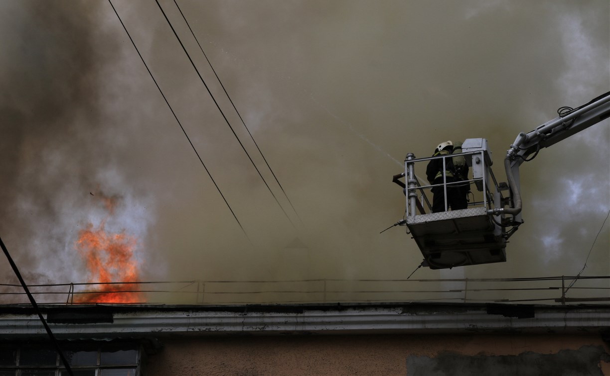Пожарные не исключают версию поджога на крыше дома в Южно-Сахалинске
