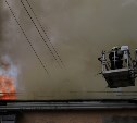 Пожарные не исключают версию поджога на крыше дома в Южно-Сахалинске