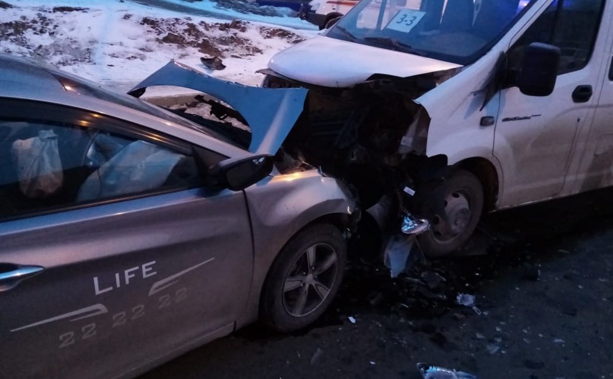 Водитель Hyundai умер после лобового ДТП в Корсакове