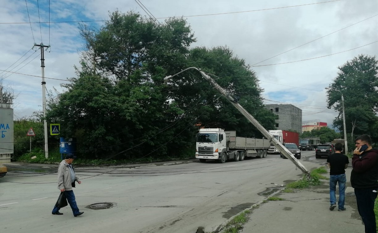 В Корсакове фура снесла фонарный столб