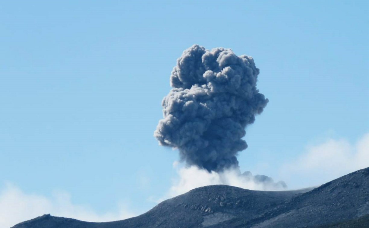 Вулкан на Парамушире выбросил столб пепла и газа