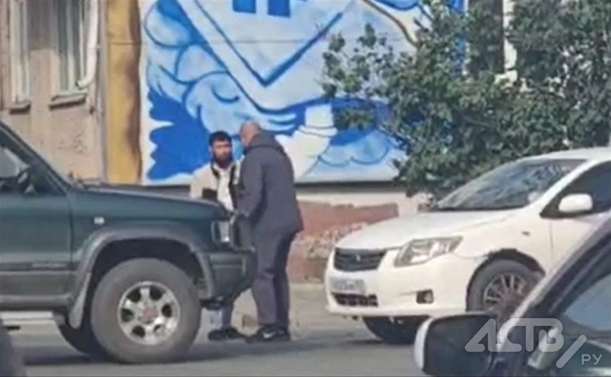 Конфликт двух автомобилистов в Южно-Сахалинске перерос в разборки прямо на дороге Конфликт двух автомобилистов в Южно-Сахалинске перерос в разборки прямо на дороге