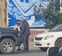 Конфликт двух автомобилистов в Южно-Сахалинске перерос в разборки прямо на дороге