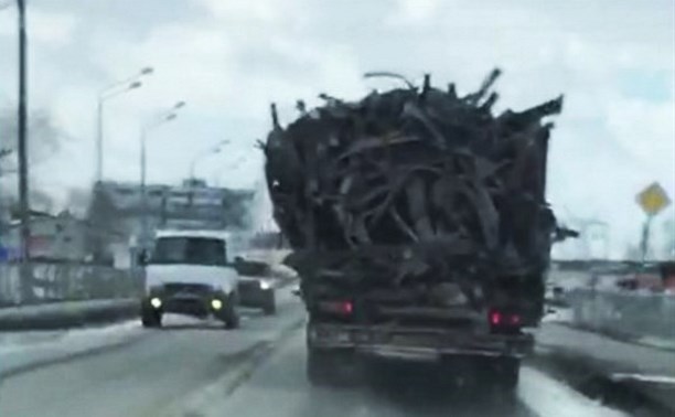 Дикий ужас: грузовик едва не растерял тонну металла на дороге в Южно-Сахалинске 