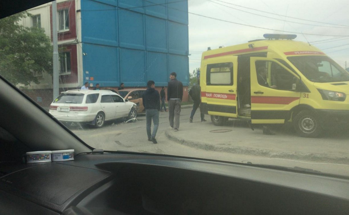 Три "тойоты" столкнулись во дворе в Южно-Сахалинске