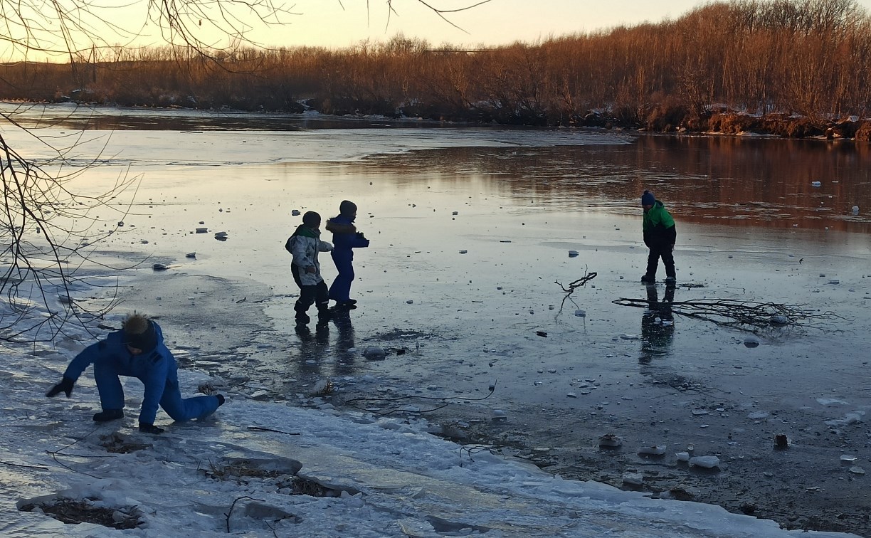 "С риском для жизни": молодой сахалинец разогнал детей, играющих на тонком льду 