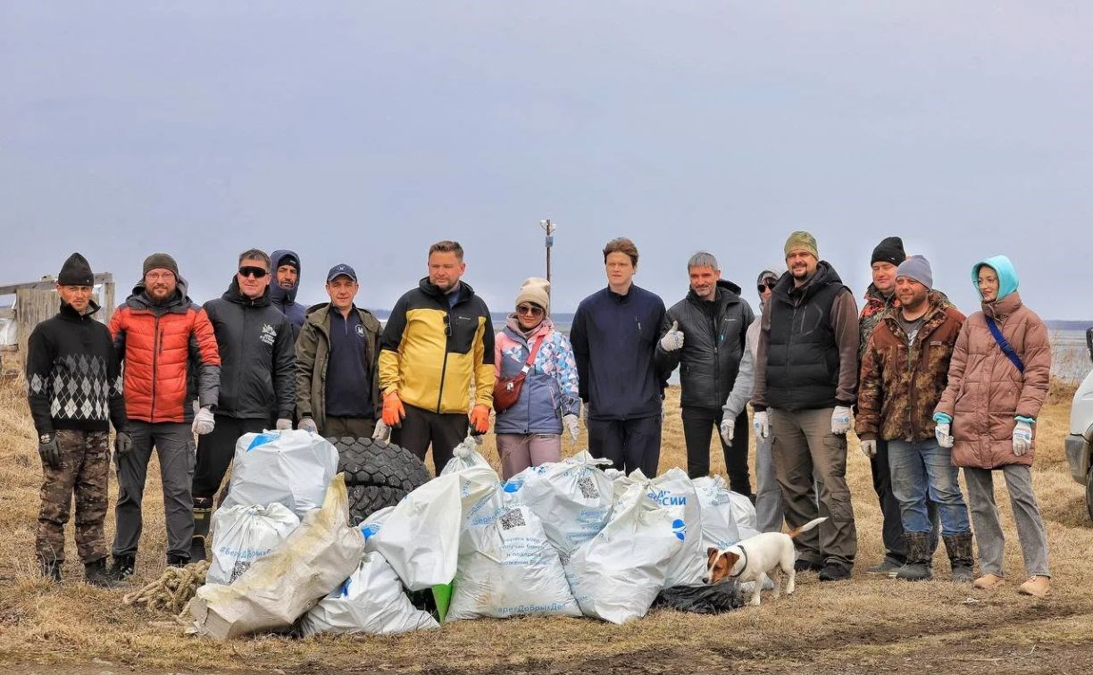 Сахалинцы убрали берег лагуны Буссе