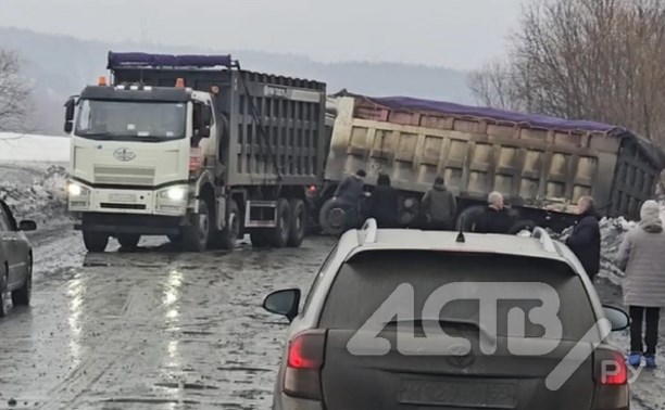 С дороги вылетают бензовозы, легковушки: сразу несколько аварий произошло на трассе Углегорск-Красногорск