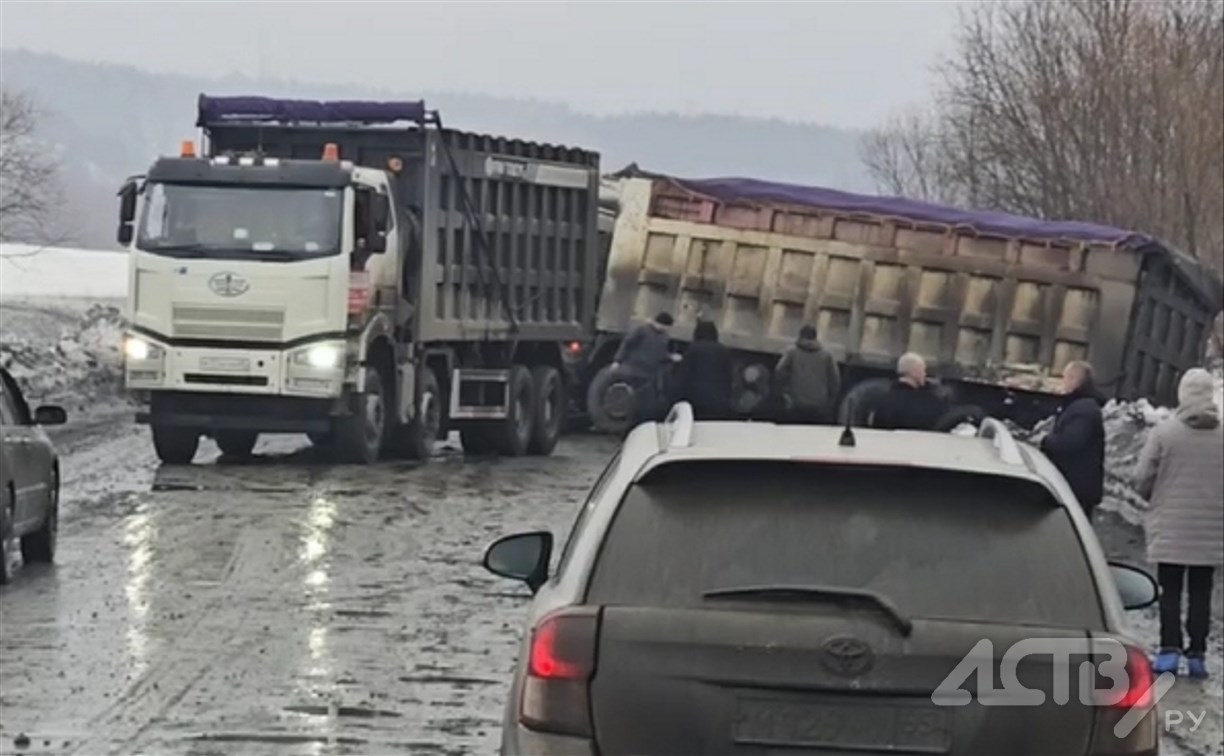 С дороги вылетают бензовозы, легковушки: сразу несколько аварий произошло на трассе Углегорск-Красногорск