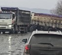 С дороги вылетают бензовозы, легковушки: сразу несколько аварий произошло на трассе Углегорск-Красногорск
