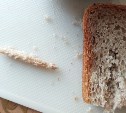 Женщина в Холмске купила хлеб с интригующим содержимым