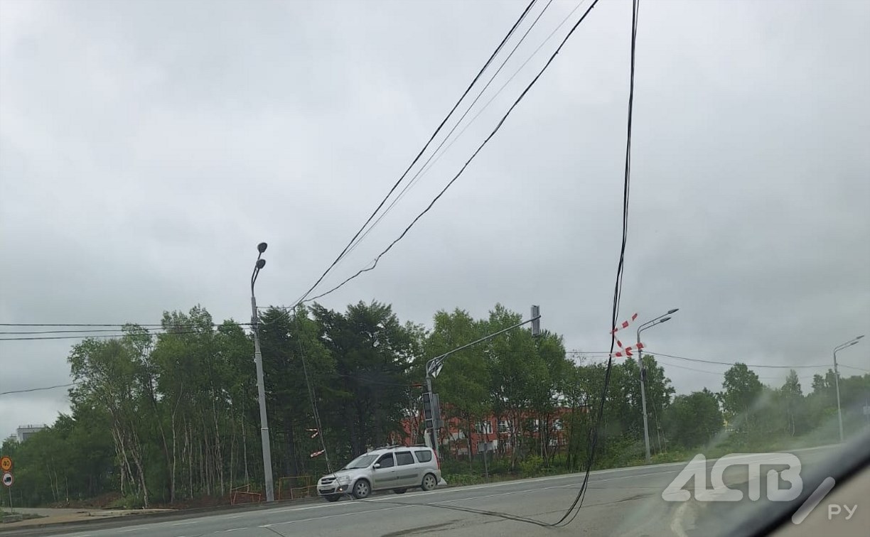 Электрический кабель провис над дорогой в Южно-Сахалинске