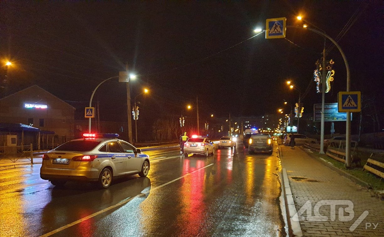 Автомобиль BMW сбил девушку на пешеходном переходе в Южно-Сахалинске