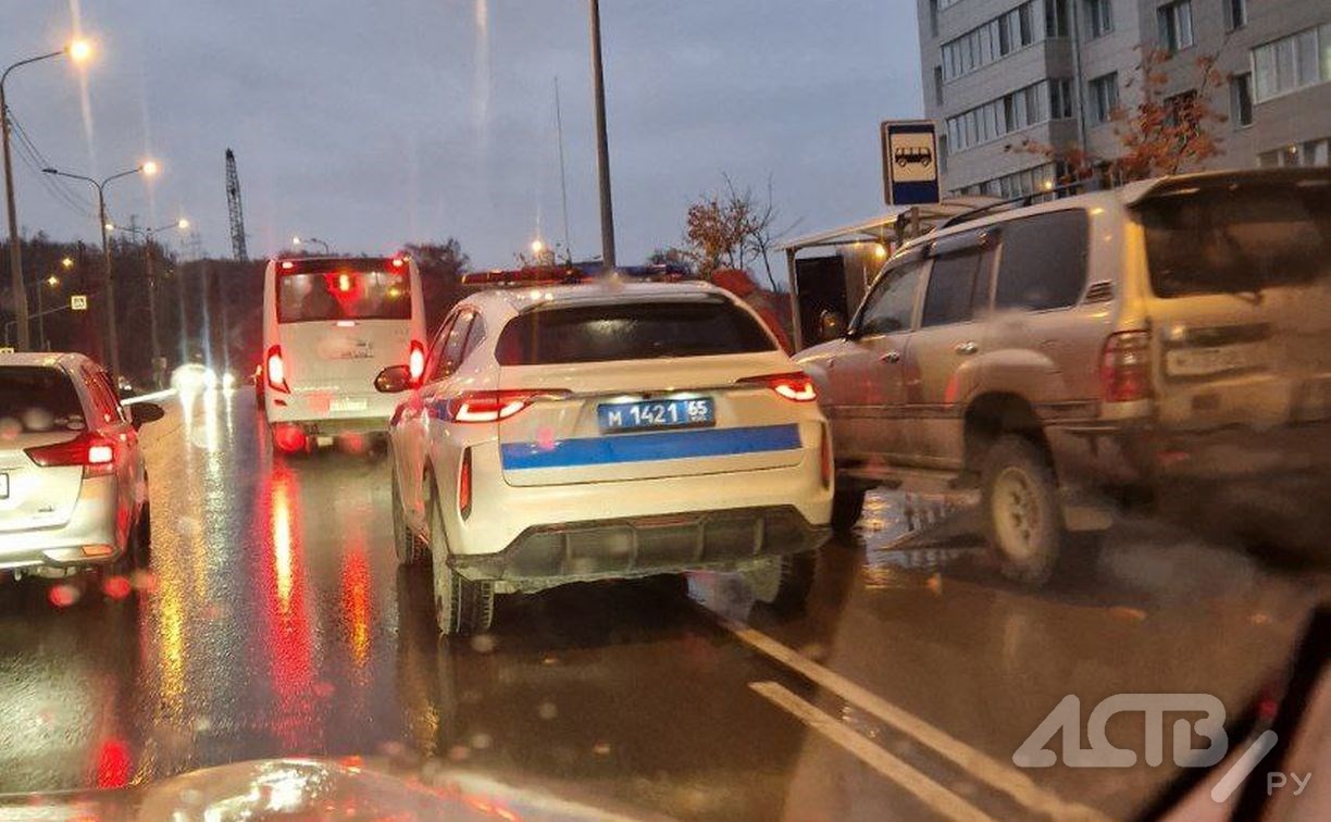 Автохамов, которые блокировали остановку в Южно-Сахалинске, утром “встречали” сотрудники ГАИ Автохамов, которые блокировали остановку в Южно-Сахалинске, утром “встречали” сотрудники ГАИ