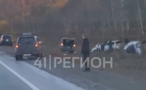 Утро не задалось: десятки автомобилей на Камчатке улетели с дороги из-за гололёда
