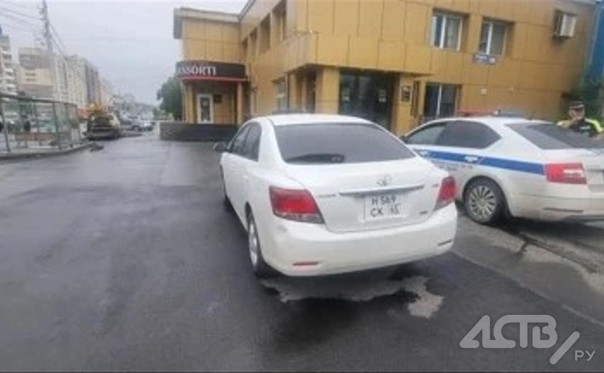 Неизвестный водитель врезался в припаркованную Toyota Allion в Южно-Сахалинске: поиск очевидцев