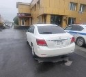 Неизвестный водитель врезался в припаркованную Toyota Allion в Южно-Сахалинске: поиск очевидцев