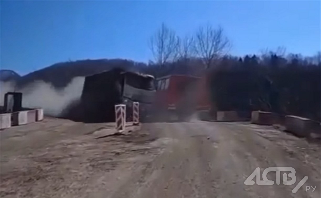 На Холмском перевале разорвало самосвал, вылетевший с дороги
