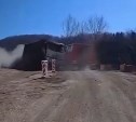 На Холмском перевале разорвало самосвал, вылетевший с дороги