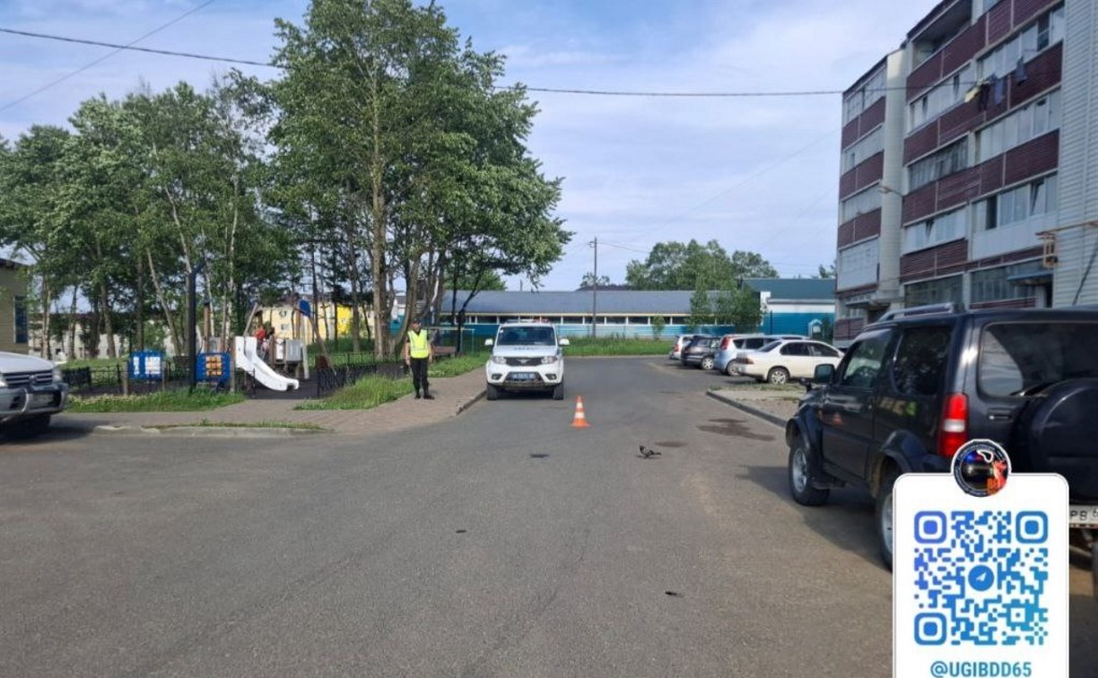 Пятилетнего ребёнка сбили во дворе дома в Ногликах Пятилетнего ребёнка сбили во дворе дома в Ногликах