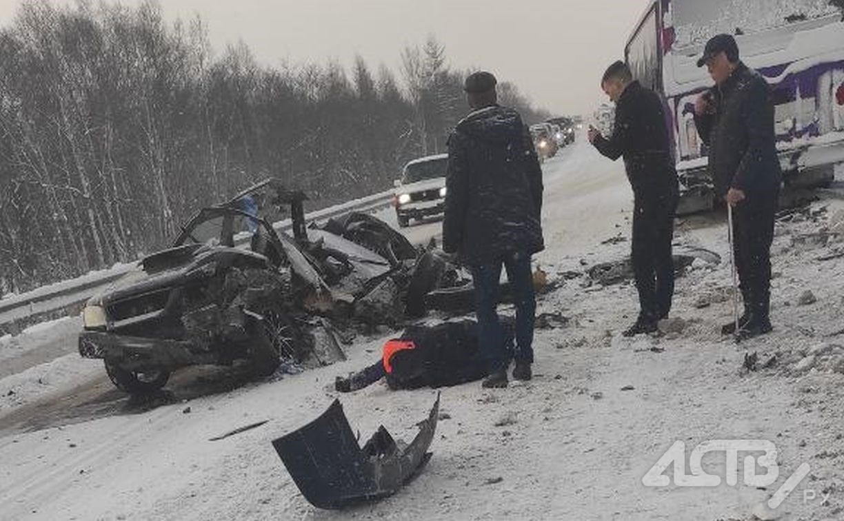 "Лежал на дороге и кричал": участница страшного ДТП с Subaru Forester на Сахалине рассказала детали