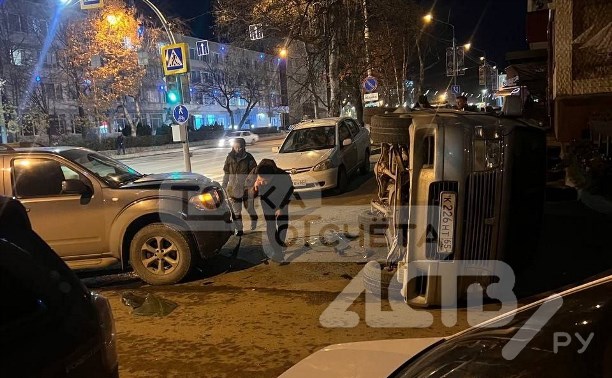 Автобус в Южно-Сахалинске, выезжая со двора, перевернулся на бок