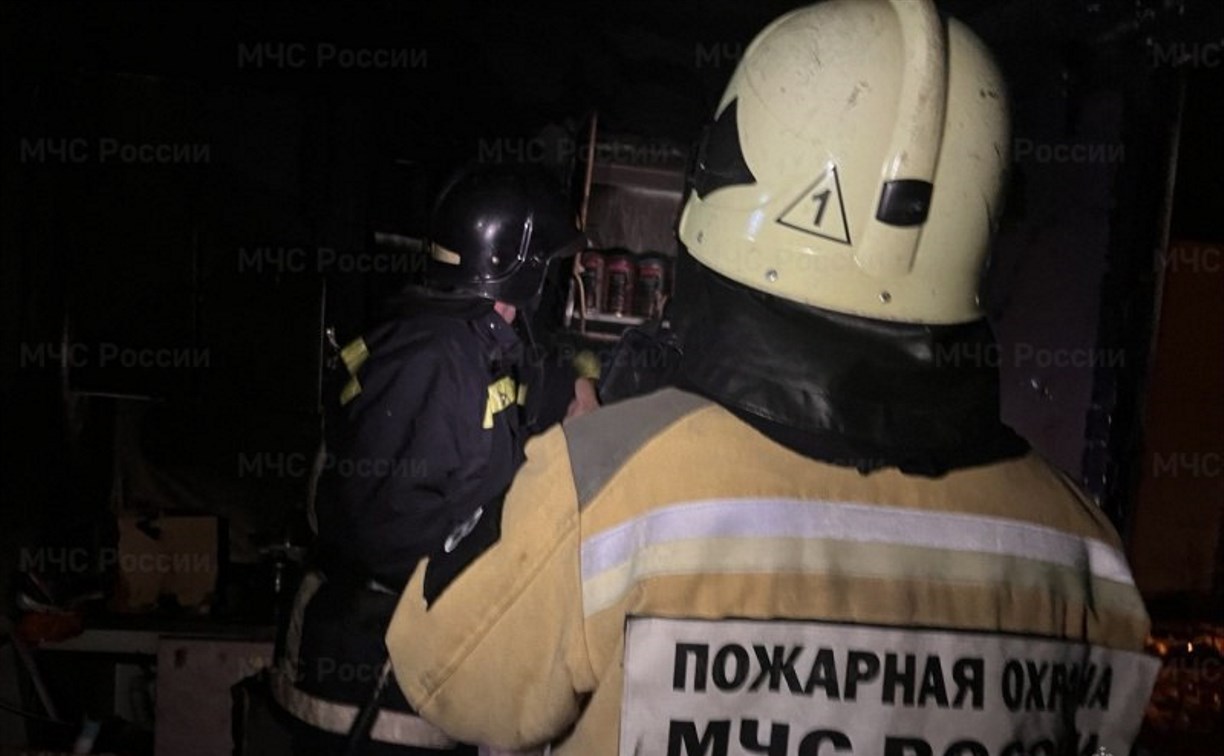 Семь человек тушили горящую постройку в Анивском районе 