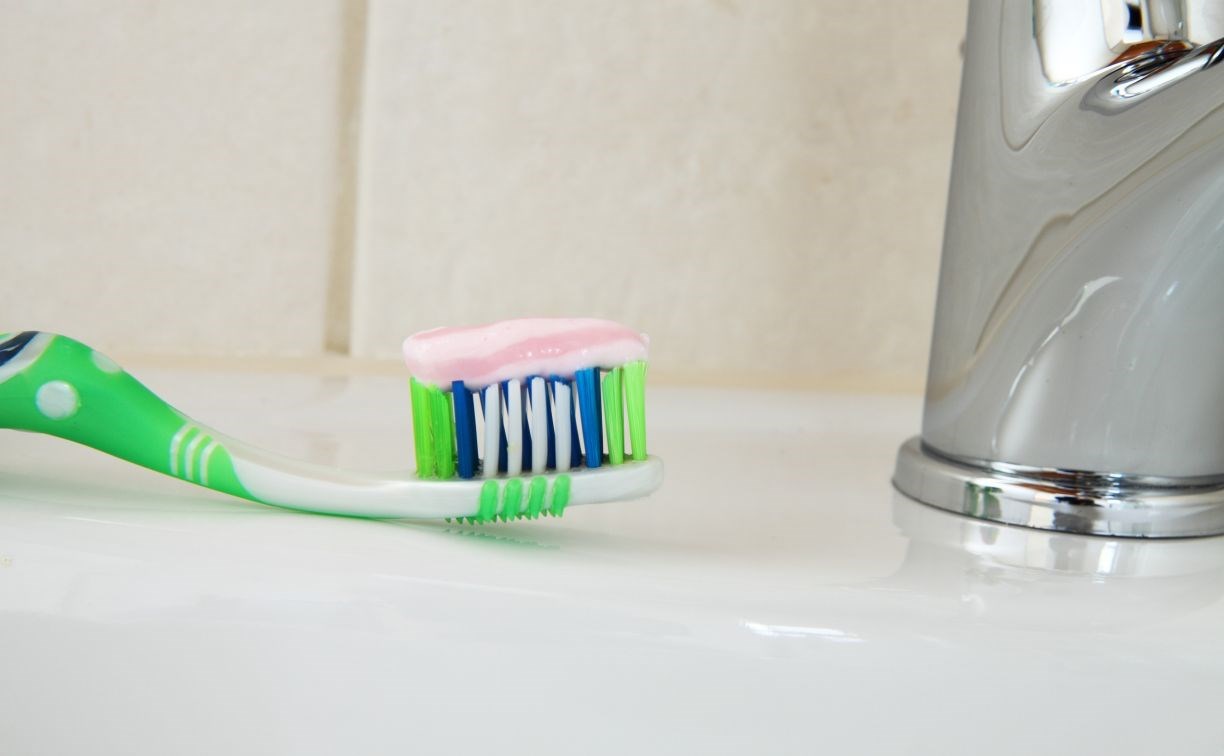 Роскачество выяснило, что популярная на Сахалине зубная паста недостаточно отбеливает зубы