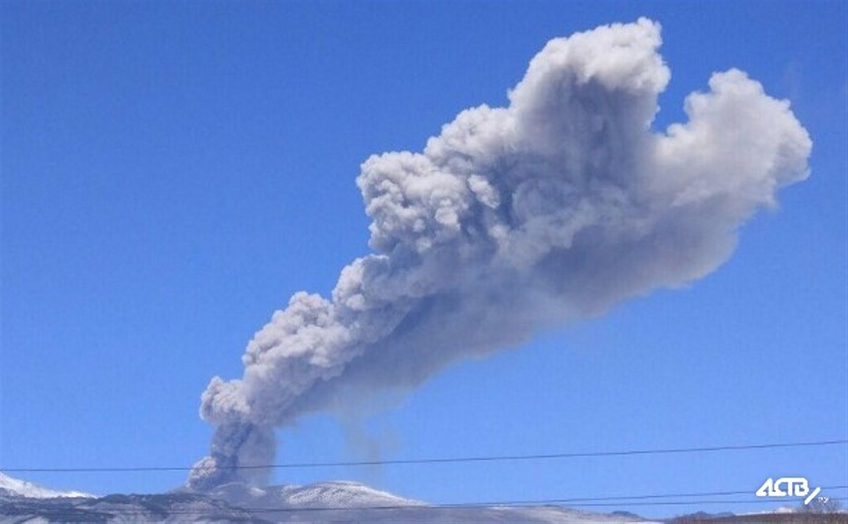 Вулкан Эбеко выбросил два двухкилометровых столба пепла
