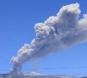 Вулкан Эбеко выбросил два двухкилометровых столба пепла