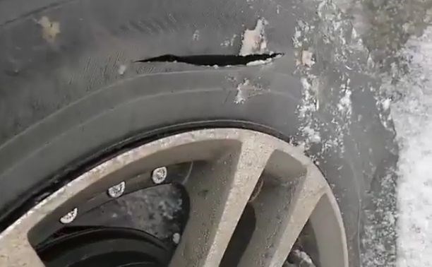 Двум автомобилям в Южно-Сахалинске порезали колёса