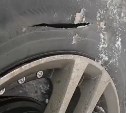 Двум автомобилям в Южно-Сахалинске порезали колёса